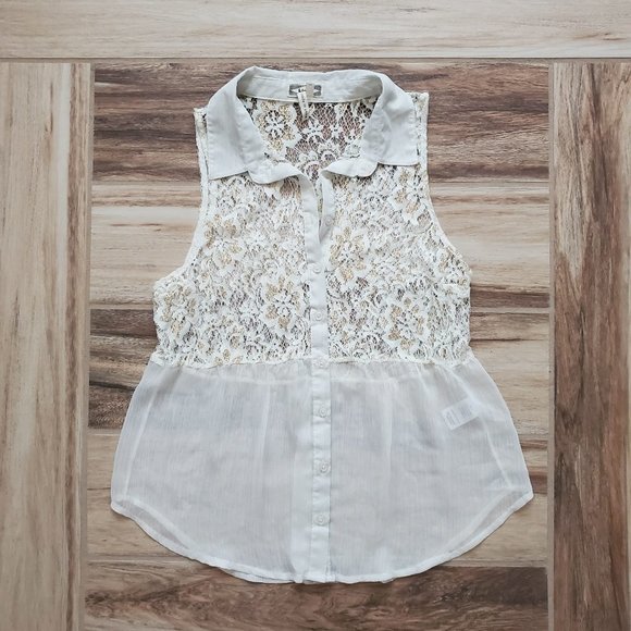 Kirra | Sheer Lace Sleeveless Button Down - Picture 3 of 8